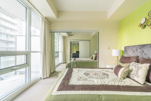 Classic 1BR & Den Apartment in Downtown