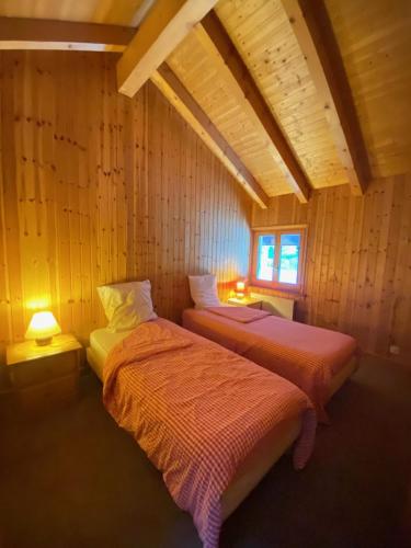 2 twin beds