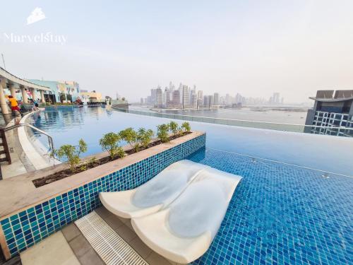 MarvelStay-Infinity Pool-Beachfront-The Palm, Dubaj