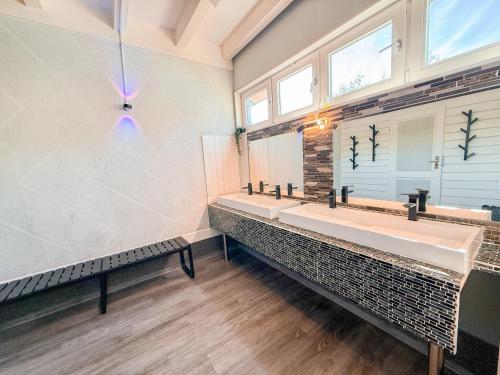 Bathroom, EASY Lodges Berlin in Tempelhof