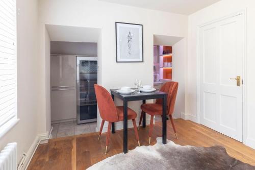 Beautiful 5-Bed Regency Home in Montpellier - image 4