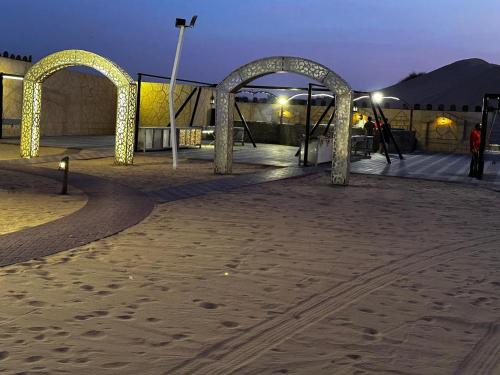 Red Dune Safari with 4x4 Pick & Drop, Free Sandboarding & Camel ride – khách sạn tại Madinat Zayid