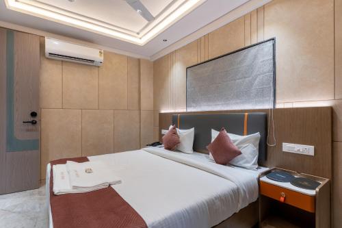 Iconic Hotel - image 4