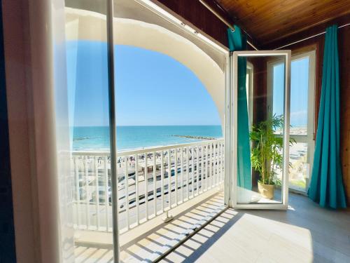 Athena Sea front Apartment, Parking & Pool in Castel Volturno