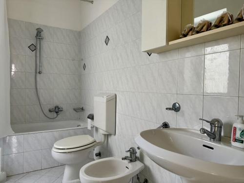 ฝักบัว, A Beautiful Typical Flat - CasadeRina - by Host4U in ปอร์โต เมาริซิโอ