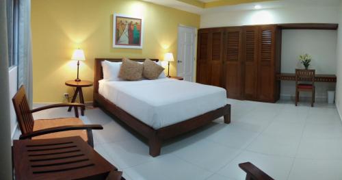 Queen Room room in El Mirador Suites
