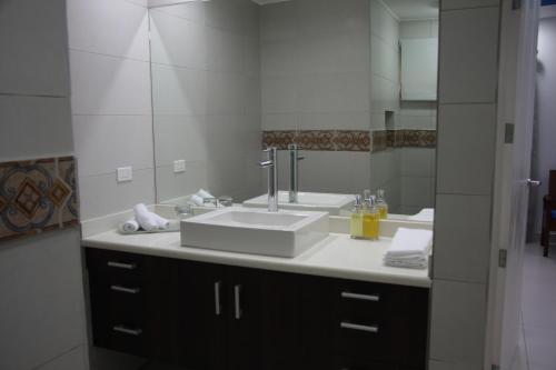 Deluxe King Room image 4