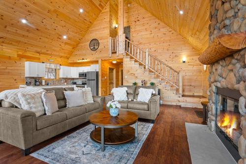 Luxury Log Cabin Lakefront, Game room & Fire Pit,