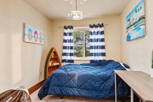 Cheerful 4BR Chalet with Seasonal Pool, Hot Tub in New Kensington, USA