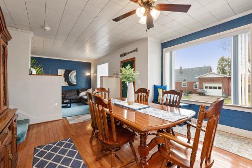 Cheerful 4BR Chalet with Seasonal Pool, Hot Tub in New Kensington, USA