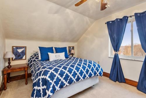 Cheerful 4BR Chalet with Seasonal Pool, Hot Tub in New Kensington, USA
