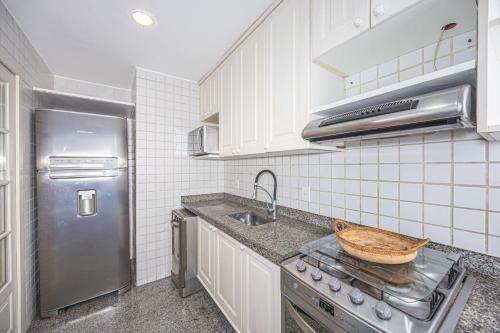 Kitchen, Rj02 LEBLON!Ap 2 quartos/garagem 400m da praia! in Leblon