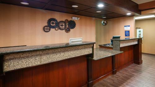 Best Western Plus Rama Inn & Suites - 로비