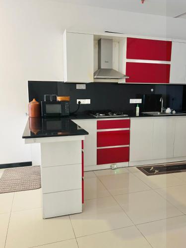 SKYLINE SUITE Penthouse at The Highness Rajagiriya - image 7
