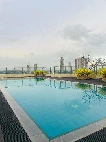 SKYLINE SUITE Penthouse at The Highness Rajagiriya - image 14