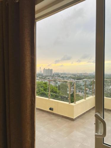 SKYLINE SUITE Penthouse at The Highness Rajagiriya - image 8