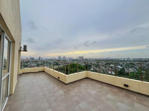 SKYLINE SUITE Penthouse at The Highness Rajagiriya - image 9