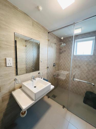 SKYLINE SUITE Penthouse at The Highness Rajagiriya - image 5