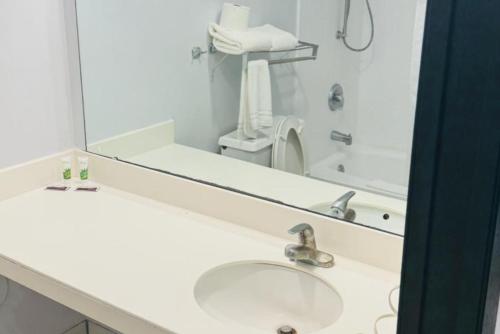 Coratel Inn and Suites By Jasper Lacrosse - image 5