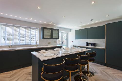 Free Parking 14-Bed Home Large Groups