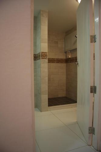 Queen Room image 3