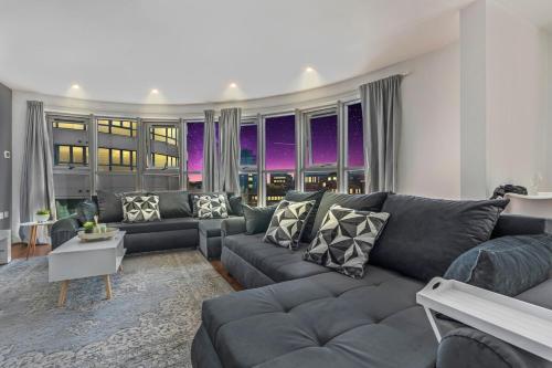 Luxury 3BR City Apt Stunning Views with WiFi and Parking Sleeps 10