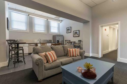 Luxury Downtown 3- bedroom Apt with WiFi