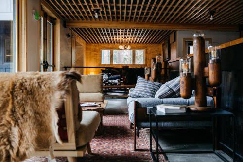 73874599 The Coachman Hotel