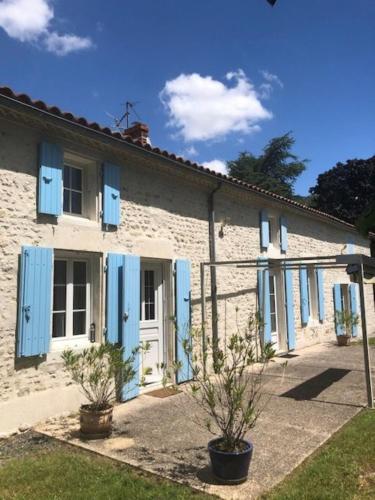 Les Volets Bleus in Breuil-la-Reorte