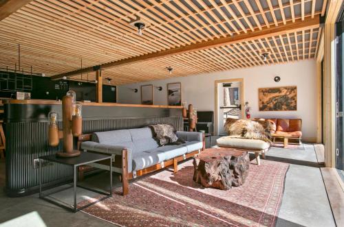 73874750 The Coachman Hotel