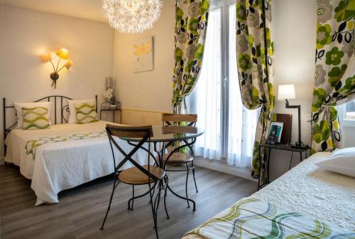 1 double bed, 1 twin bed