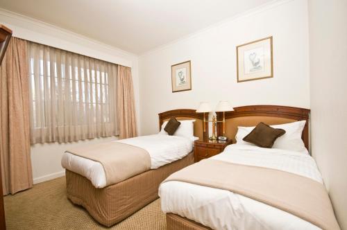 2 double beds, 1 twin bed