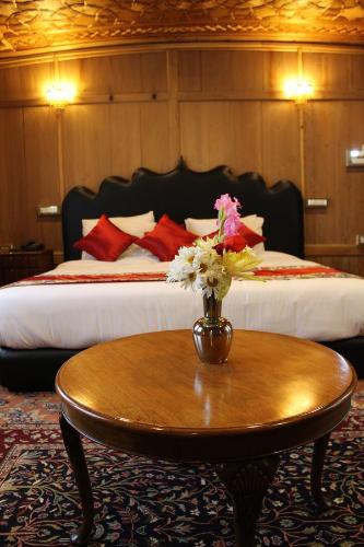 New York Houseboat - image 5