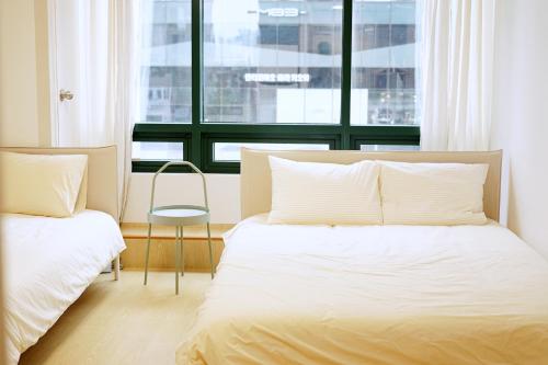 MINT CHACHA STAY - 1 min Walk to Hongdae Station - Free Luggage Storage, Seoul