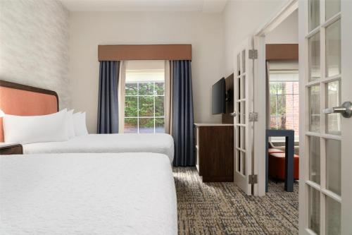 2 queen beds, 1 sofa bed