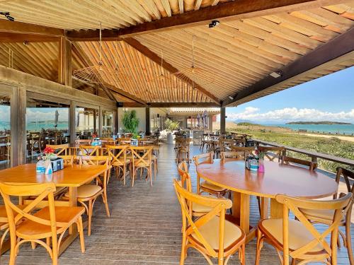 Restaurant, Condomínio Clube Luxo Marina Privativa 5 Suítes (Condominio Clube Luxo Marina Privativa 5 Suites) in Praia Baia Formosa
