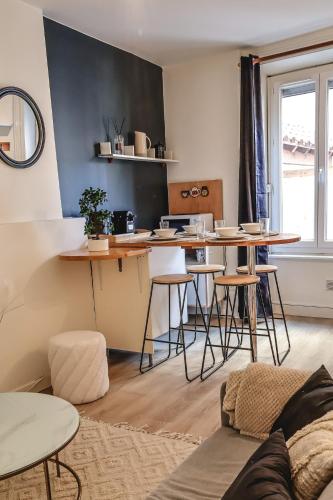 Cocon renove proche ile barbe in Le Bourg-Gare De Vaise