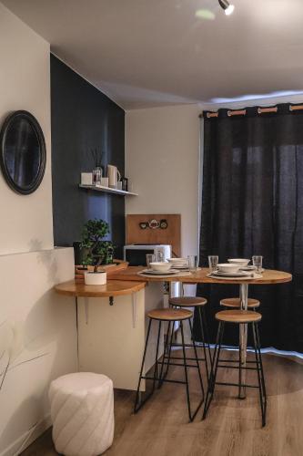 Facilities, Cocon renove proche ile barbe in Le Bourg-Gare De Vaise