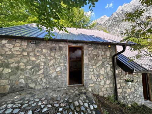 Viesnīcas āriene, Hostel & Camping Rilindja in Valbonë