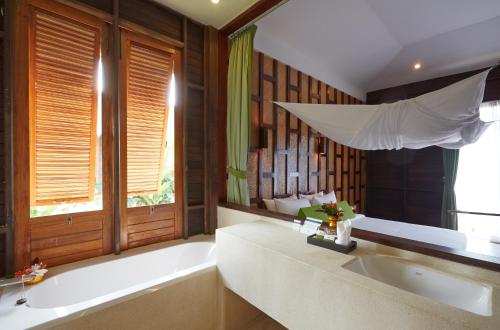 Bathroom, Wareerak Hot Spring & Wellness in Klong Thom