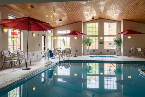 White Pine Inn & Suites in Holland