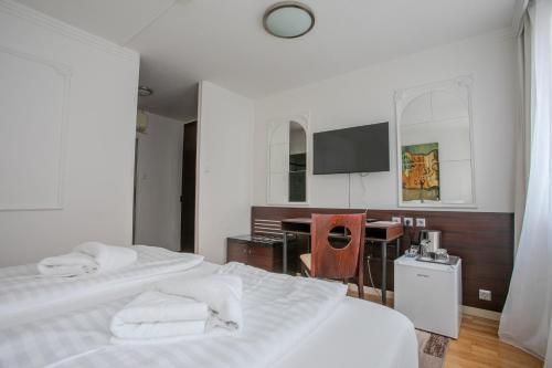 Hotel Attaché - image 2