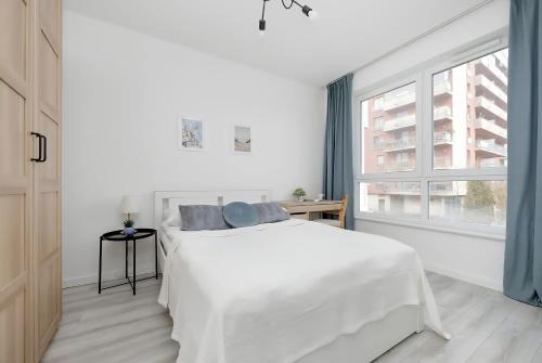 M&R Apartament Airport&Business Cybernetyki - underground garage - self check-in - fast Wi-Fi - 5 min from Chopin Airport, Варшава