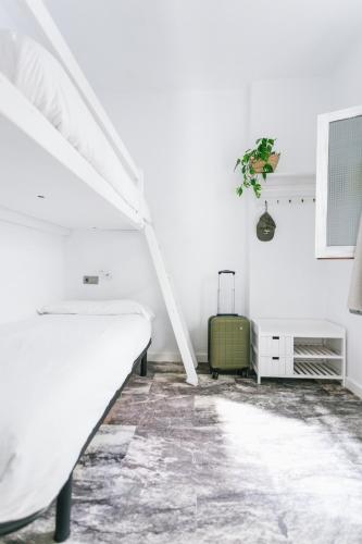 2 bunk beds