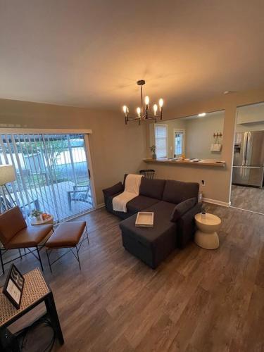 Modern Comfort Near Colleges Perfect Mid Term Stay