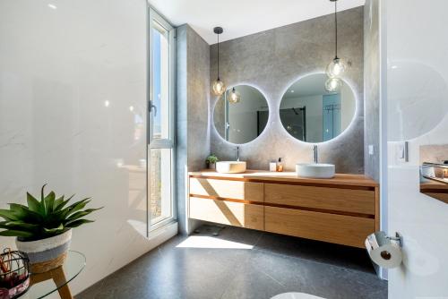Luxury Villa Del Duque Renovated - image 3