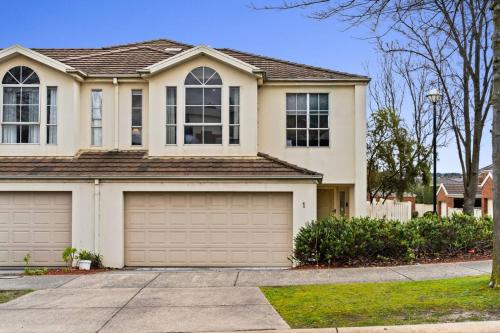 Your Cozy Home in Glen Waverley - 4BR Family Stay