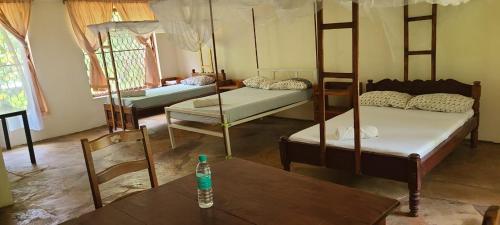 1 double bed, 2 twin beds