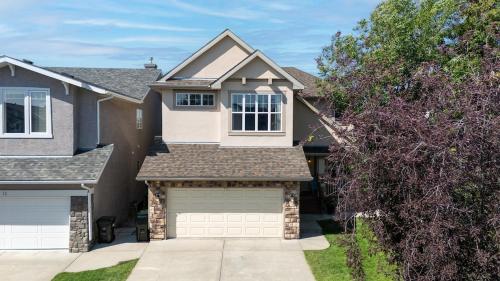 Luxury Home with 5 BR, 9 Beds, 4BA, sleep 12, AC, Crib – khách sạn tại Tây Bắc Calgary