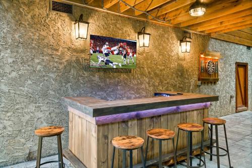 Pub/Lounge, Amazing Outdoor Area - Close to both PF/Gatlinburg in Caton (TN)